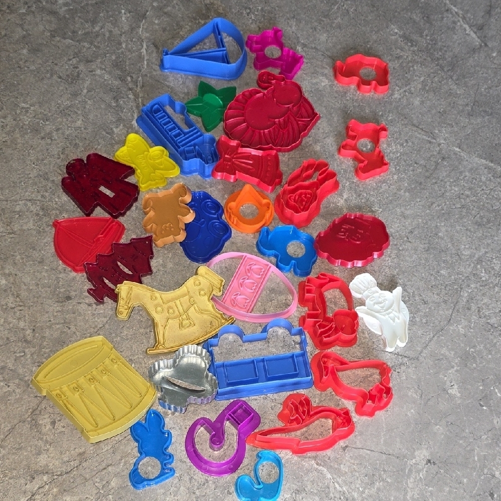 (J39) Mixed Cookie Cutters